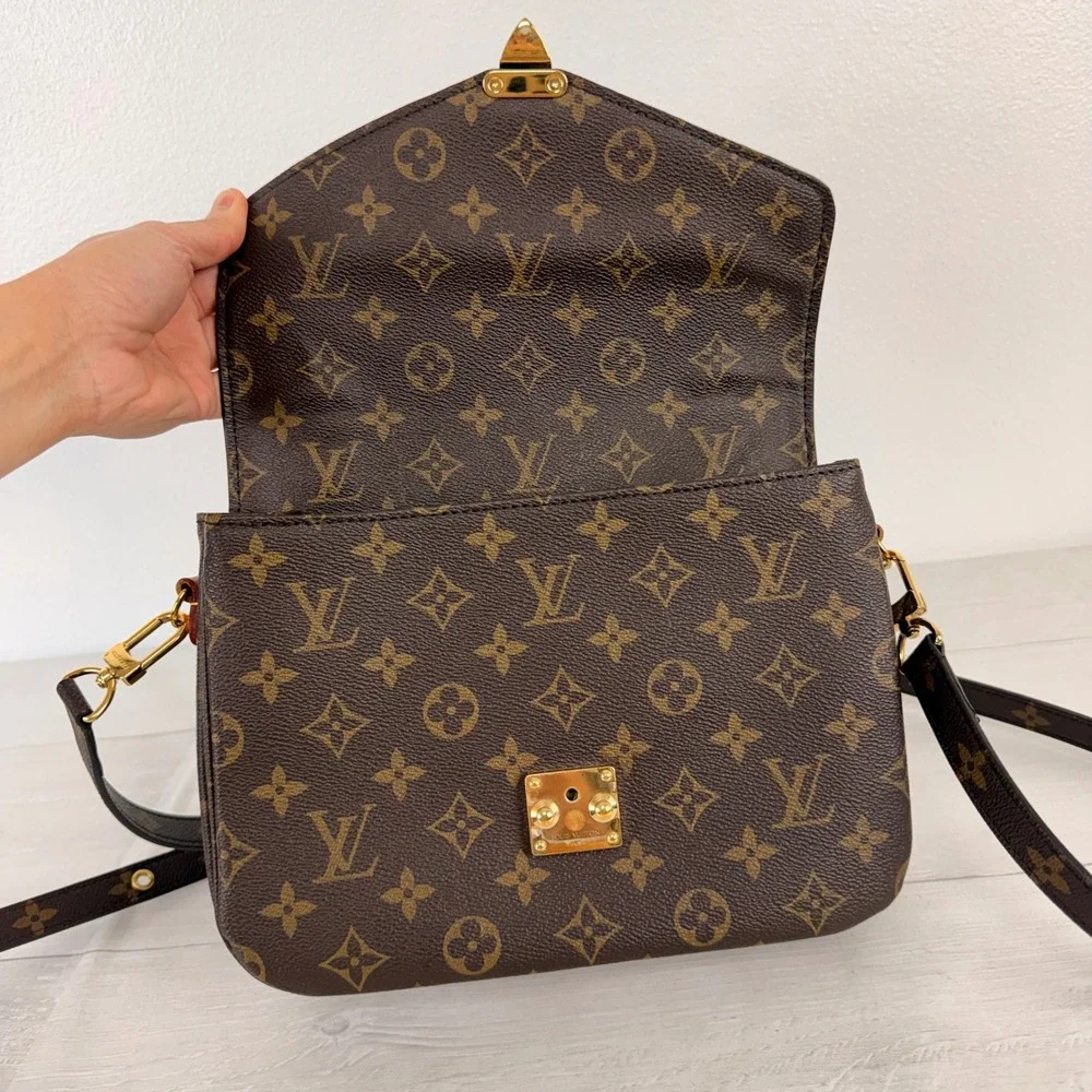 Louis Vuitton Pochette Metis Brown Monogram Canvas Crossbody Satchel Classic